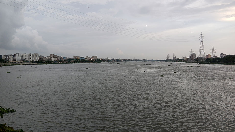 বুড়িগঙ্গার বুকে এক টুকরো নীরবতা