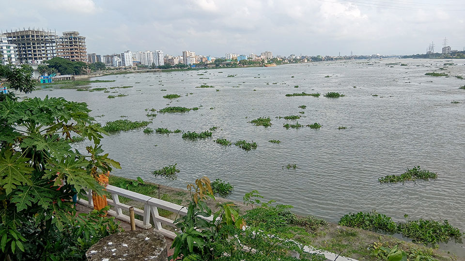 বুড়িগঙ্গার বুকে এক টুকরো নীরবতা