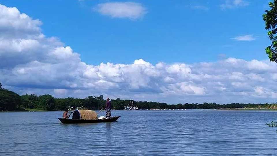 ধলাইয়ের বুকে রাখাল ও গরুর পাল